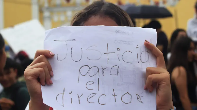 Protestan en Xalapa por presunta imposición de directora en el Colegio Preparatorio